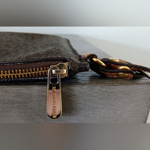 Small Michael Kors Wristlet - Picture 3 of 6
